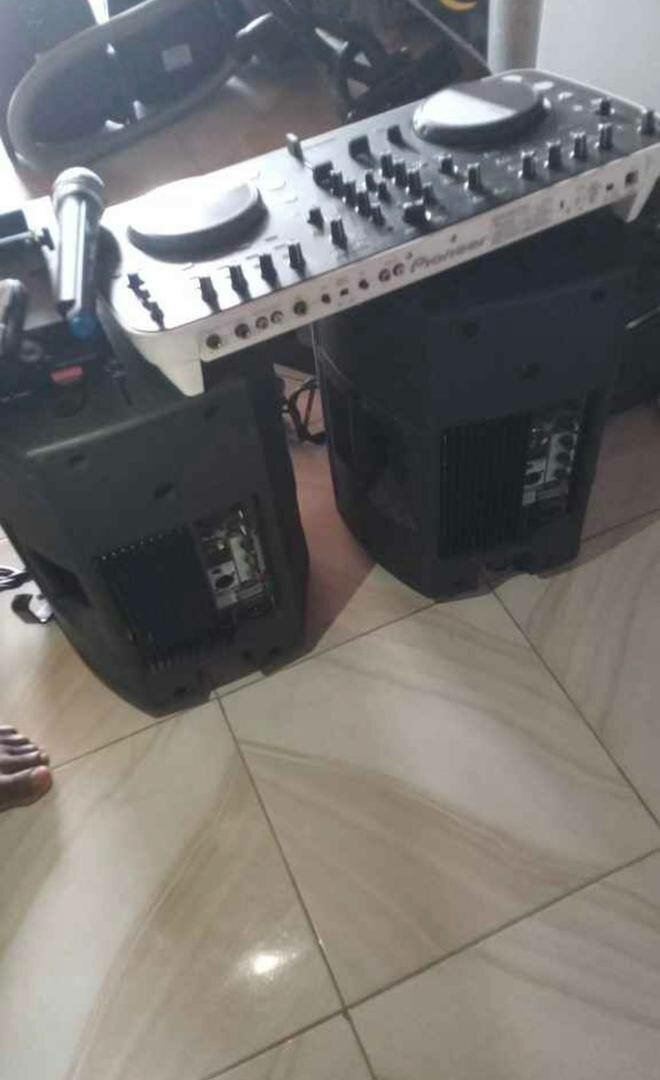 Set DJ avec Table de Mixage et Enceintes