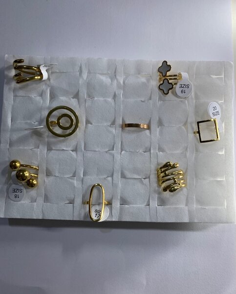 Lot de bagues dorées modernes