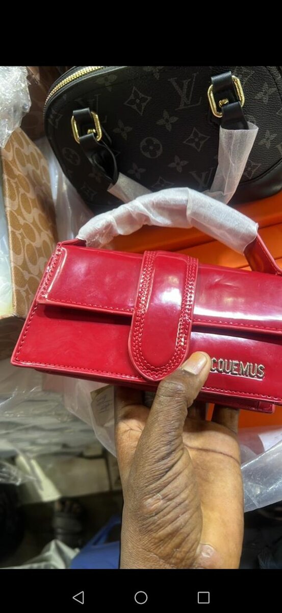 Mini sac à main en cuir brillant