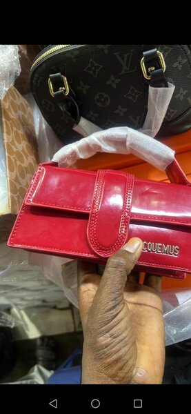 Mini sac à main en cuir brillant