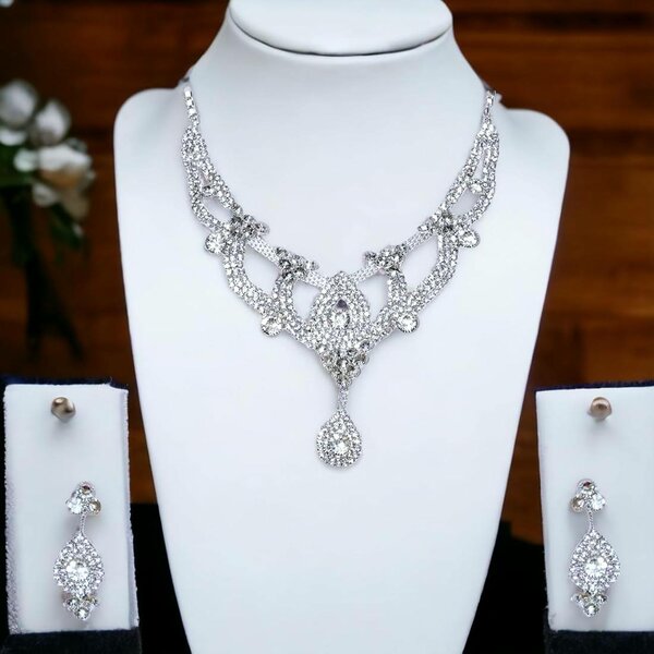 White jewellery set