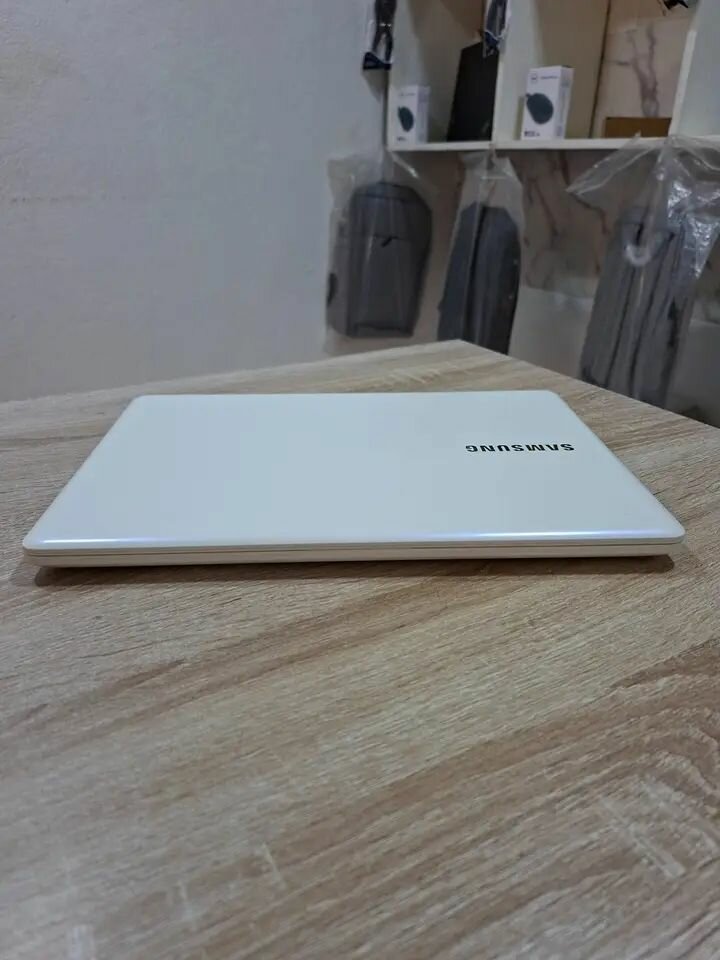 Ordinateur portable SAMSUNG blanc