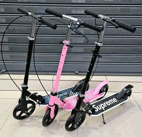 Trottinettes pliables colorées