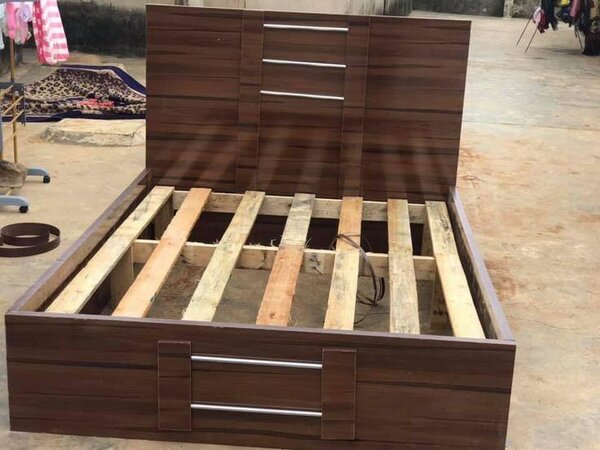 Lit avec rangement en bois foncé