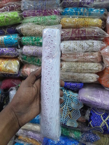 Dentelle blanche brodée élégante