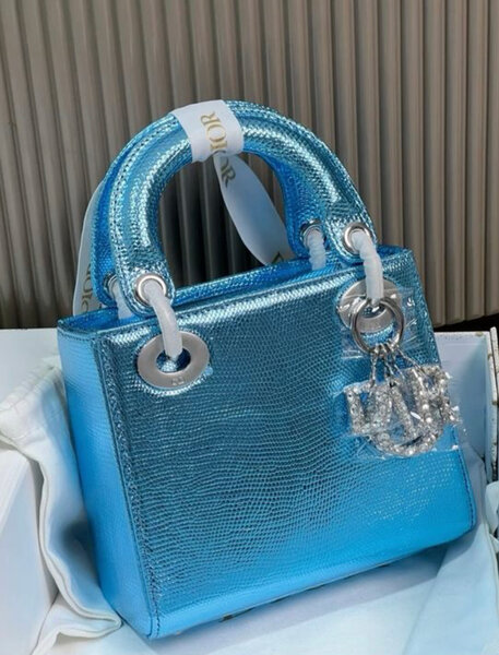 Sac à main bleu métallisé