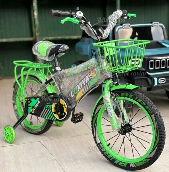 Vélo enfant vert avec panier