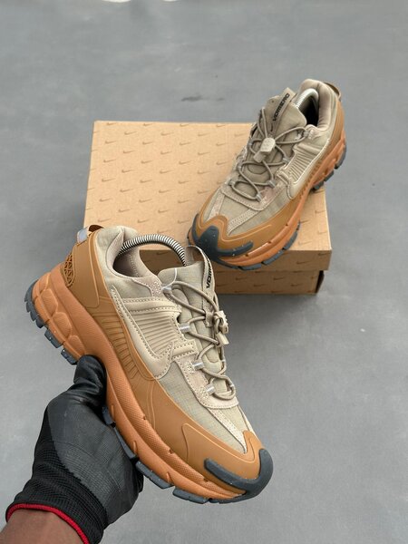 Chaussures de sport beige et gris pour homme