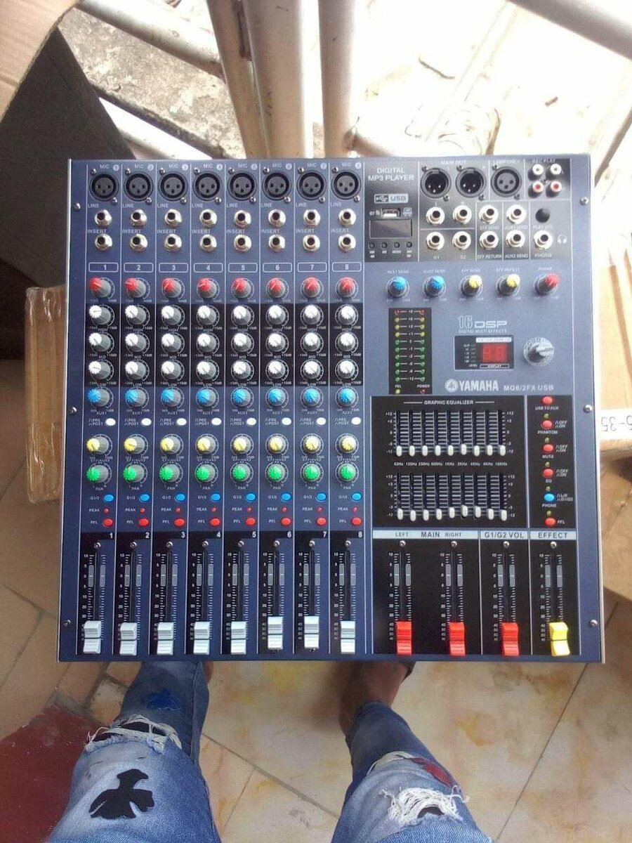 Table de mixage audio professionnelle Yamaha