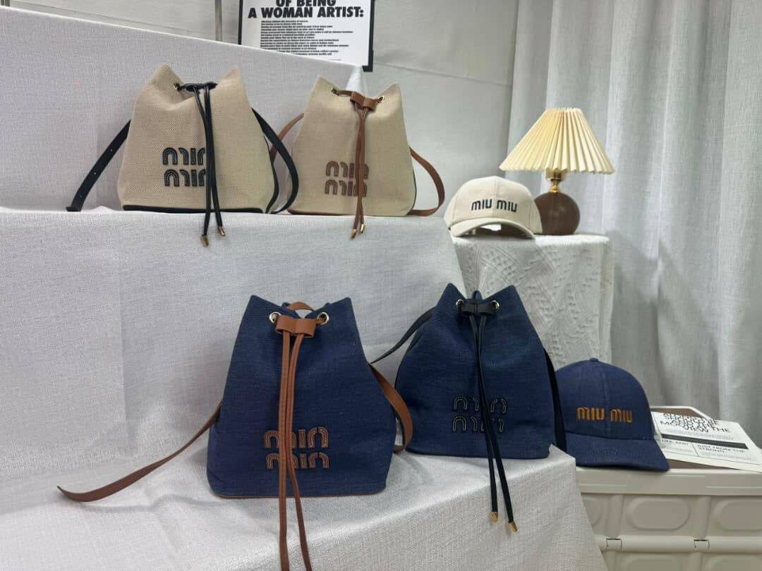 Sac à dos et casquette Miu Miu