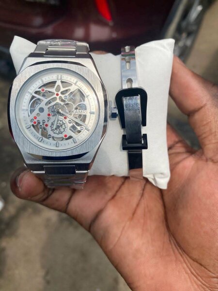 Montre squelettée en acier inoxydable