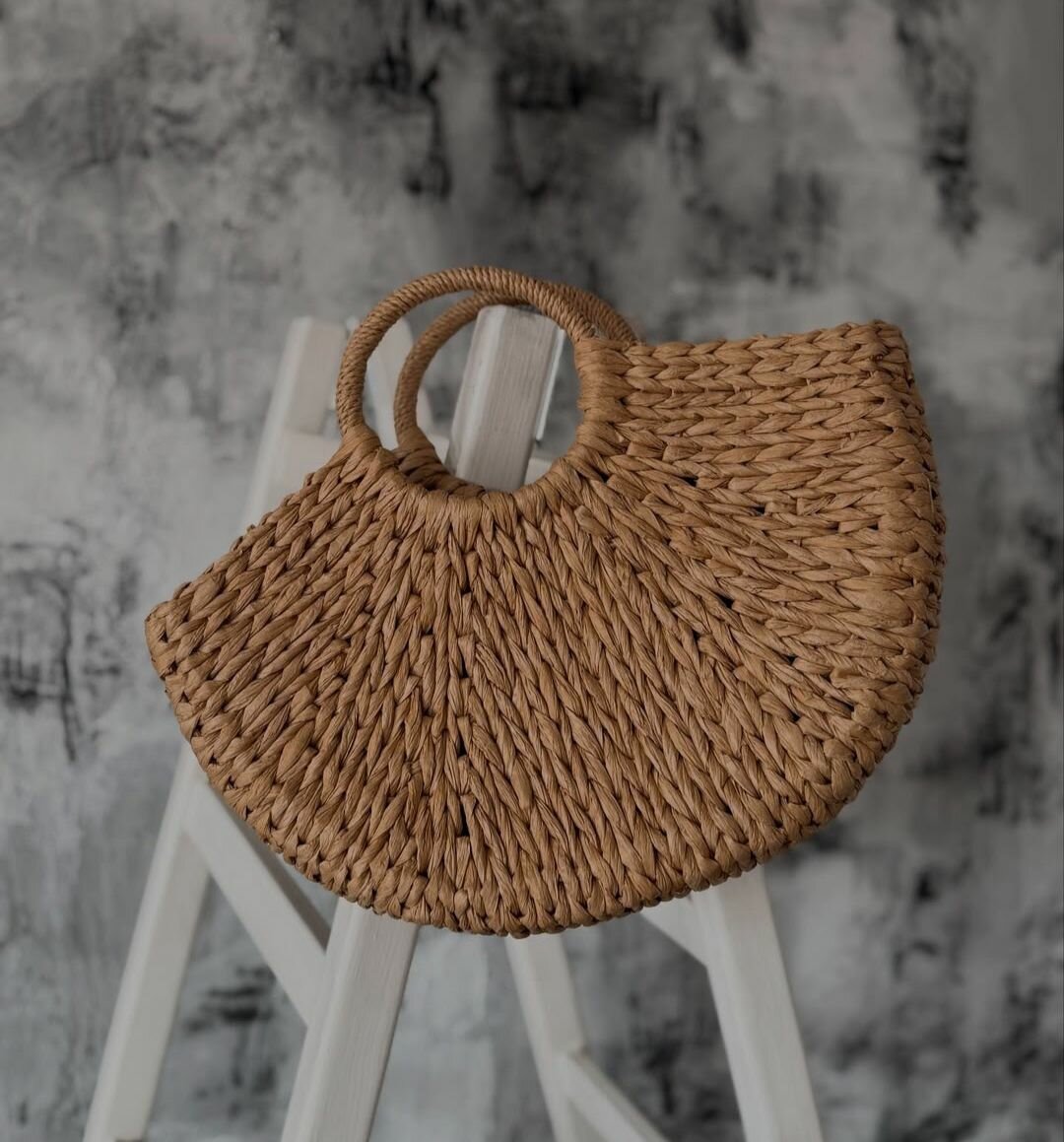 Плетёная сумочка из рафии.