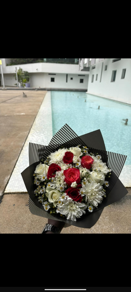 Bouquet de fleurs rouges et blanches