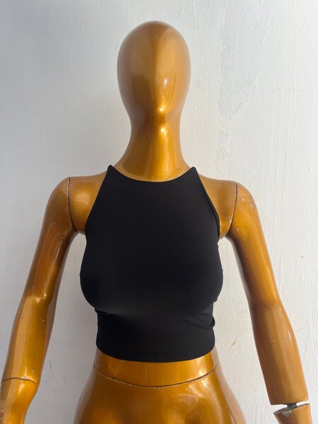 Top court noir dos croisé