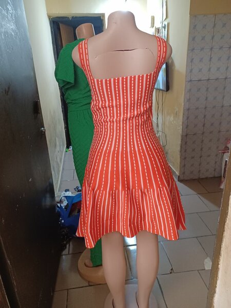 Robe rayée rouge estivale