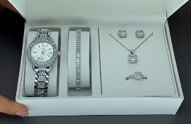 Комплект с наручными часами для женщин