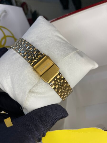 Montre rectangulaire dorée