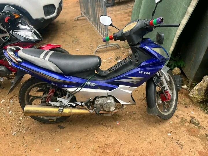 Moto sportive KTM bleue