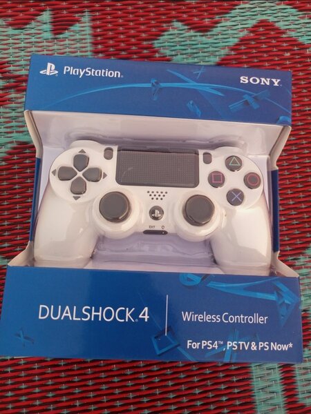 Manette PS4 neuve scellée