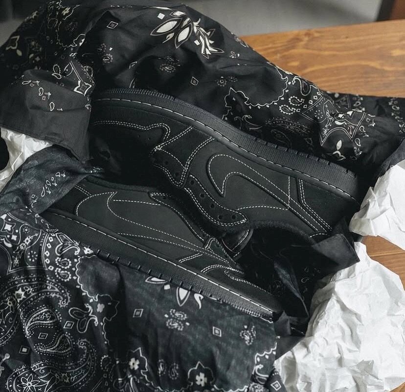 TRAVIS SCOTT x AIR JORDAN 1LOW