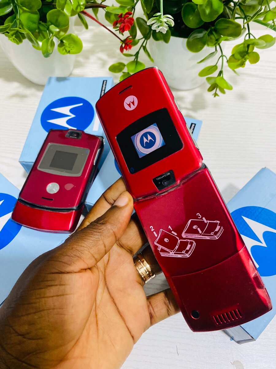 Motorola RAZR v3. Red