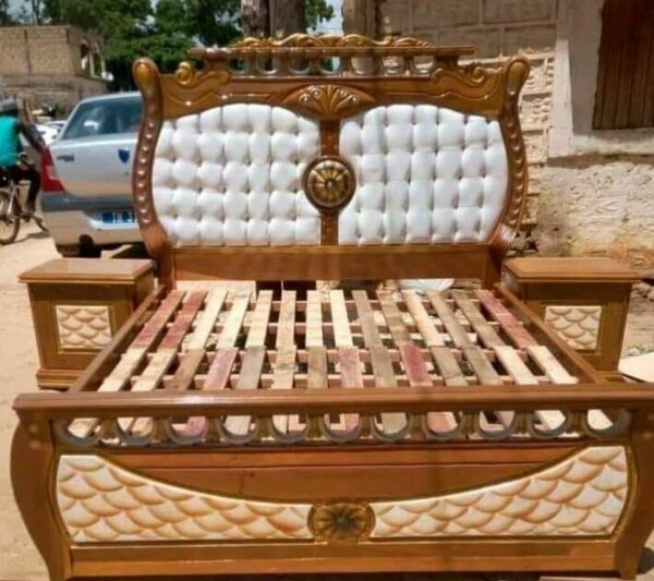 Lit en bois avec tête de lit capitonnée