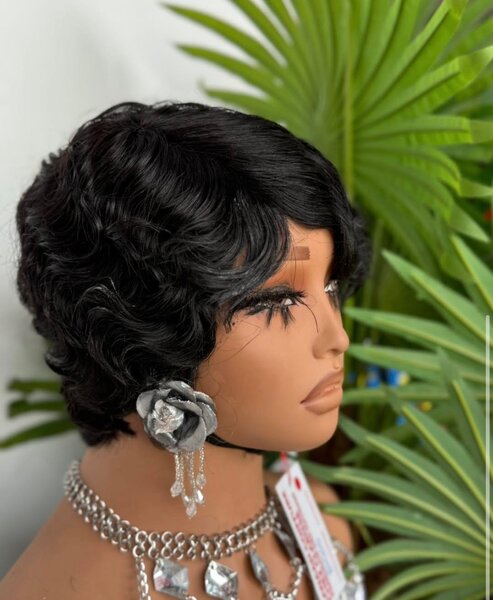 Perruque courte frisée noire