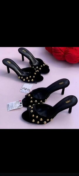 Chaussures à talons hauts noires avec clous dorés