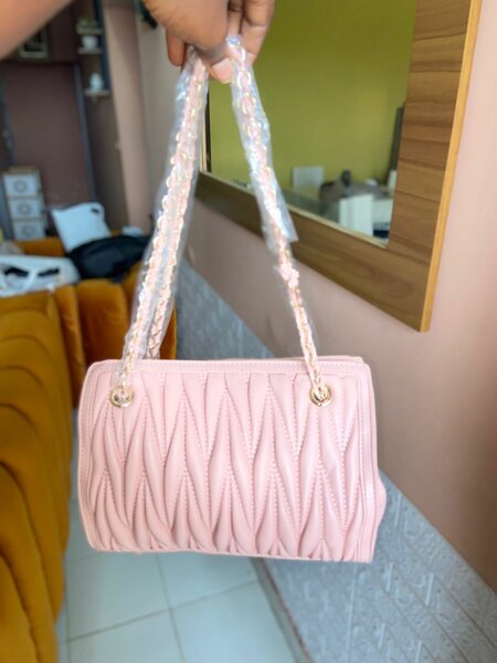 Sac à main en cuir rose élégant