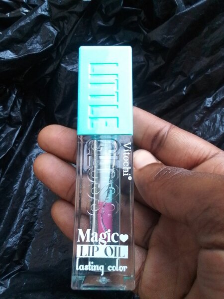 Huile à lèvres magique