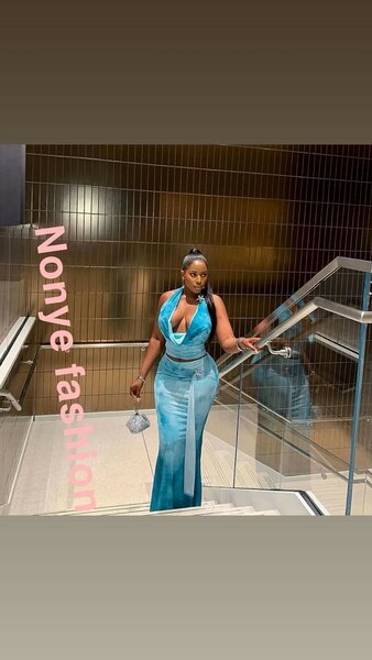 Robe élégante en satin bleu