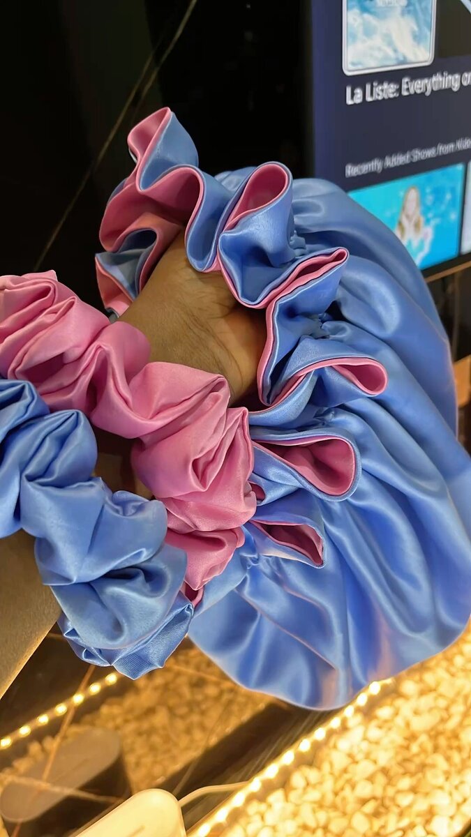 Bonnets en satin colorés