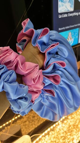 Bonnets en satin colorés