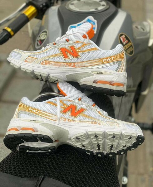 Baskets de course blanches et orange