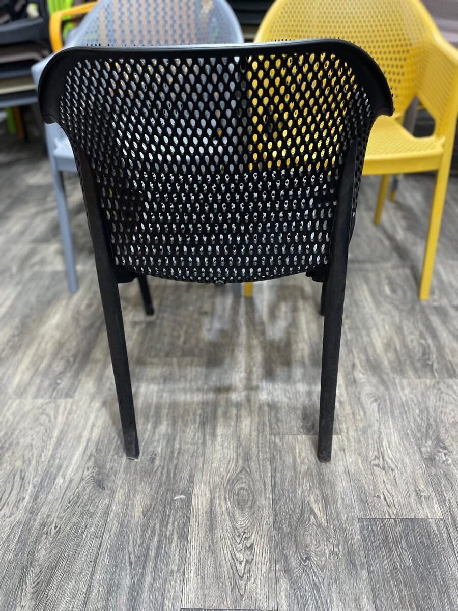 Chaise en plastique noir