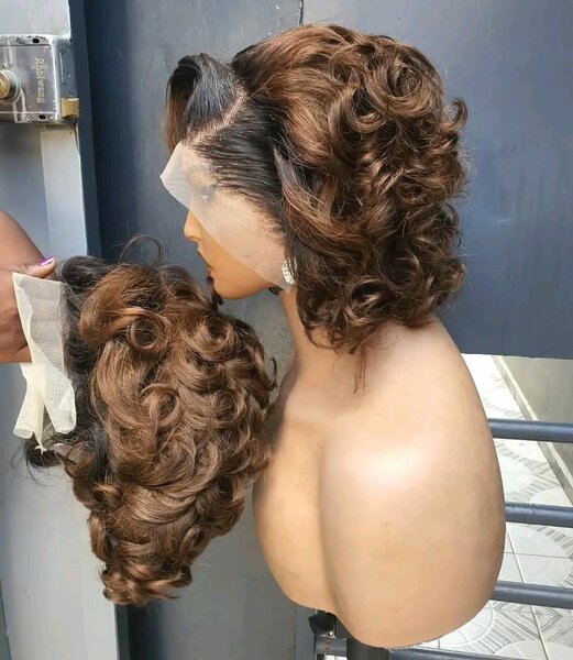 Perruque Bouclée en Dentelle