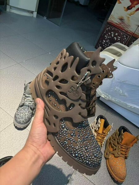 Bottes de combat cloutées élégantes