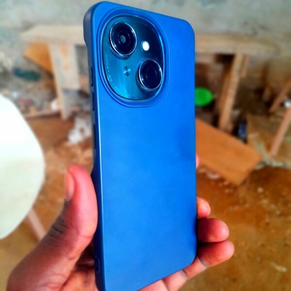 Smartphone bleu avec coque protectrice