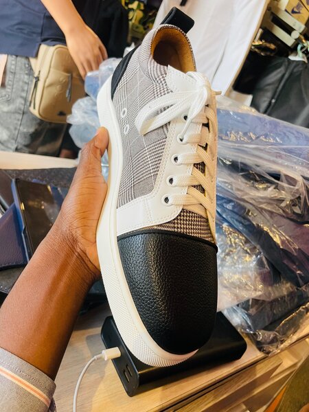 Basket en cuir de la marque louboutin pointure 43