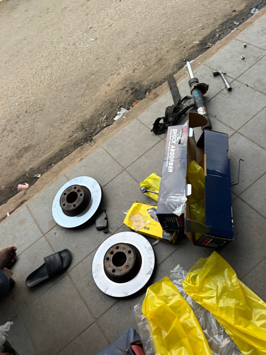 roues pièces automobiles noires