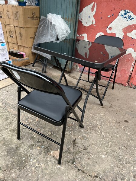 Table et chaises pliantes noires