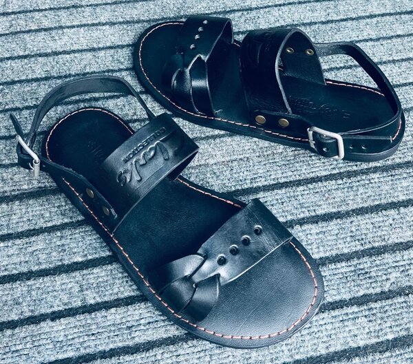 Sandales en cuir noir élégantes