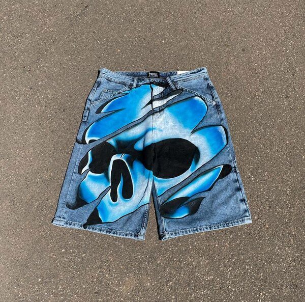 Short en jean personnalisé avec crâne bleu