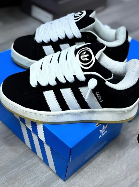 Baskets noires et blanches tendance