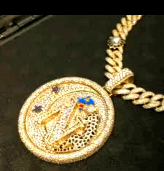 Collier en or avec pendentif en diamant