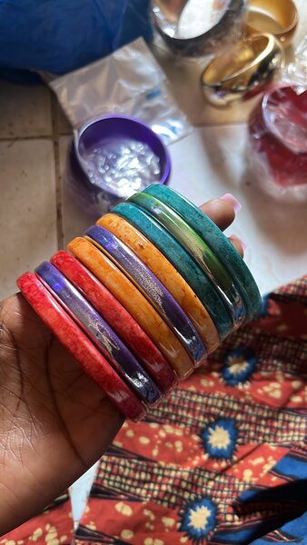 Bracelets en résine colorés