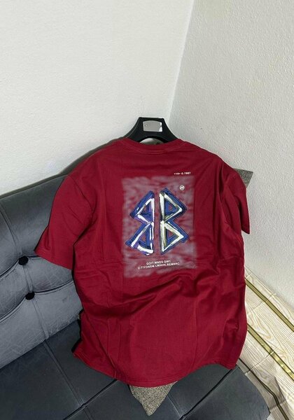 T-shirt rouge avec design unique