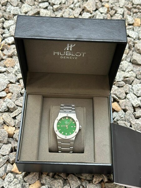 Montre Hublot en acier avec bracelet métallisé