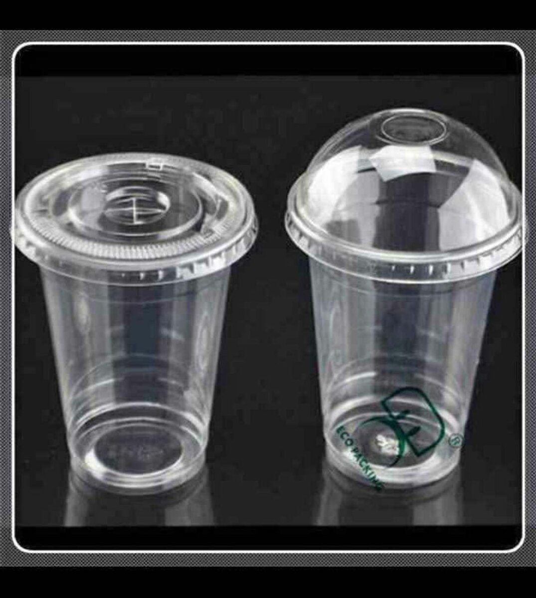 Gobelet en plastique transparent avec couvercle