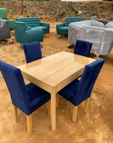 Table à manger en bois avec 4 chaises bleues